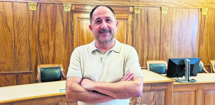 Peter Thurnherr im Gerichtssaal im Bremgarter Rathaus. Hier hat er im vergangenen Vierteljahrhundert unzählige Urteile gefällt. Bild: Marco Huwyler