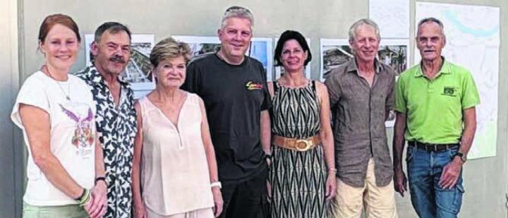 Sie freuen sich über die neue Trafostation (v. l.): Frau Gemeindeammann Renate Ballmer, Josef Seiler, Ruth Seiler, Iwan Hoppler, Andrea Stutz, Roger Kohler und Elektra-Fi-Gö-Präsident Bruno Hunkeler. Bild: zg