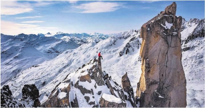 Nicht einfach nur ein Schnappschuss: Die beiden Bergsteiger inszenieren wunderbare Eindrücke – wie hier auf dem Grossen Kamel, einem markanten Felsturm in der Nähe des Furkapasses. Bilder: Chregi Hansen / White Peak Art