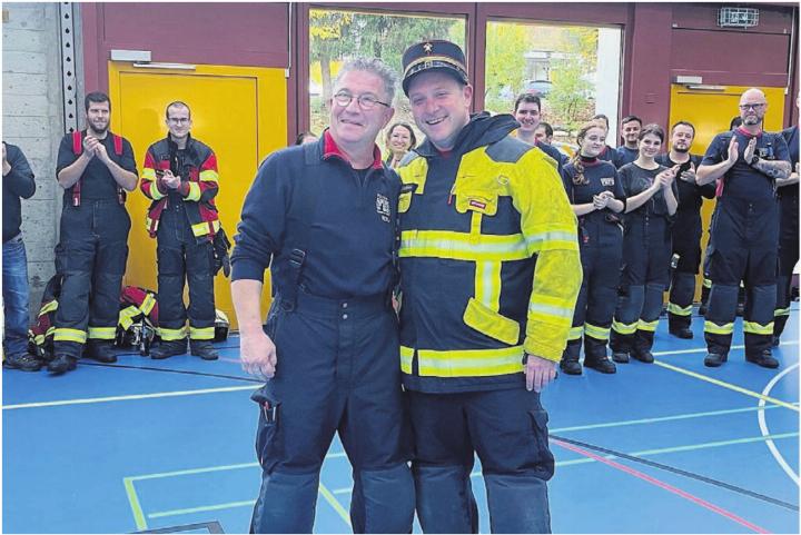 Symbolische Kommandantenhut-Übergabe von Roland Seiler (links) an Marcel Wehren. Bild: Britta Müller Symbolische Kommandantenhut-Übergabe von Roland Seiler (links) an Marcel Wehren. Bild: Britta Müller