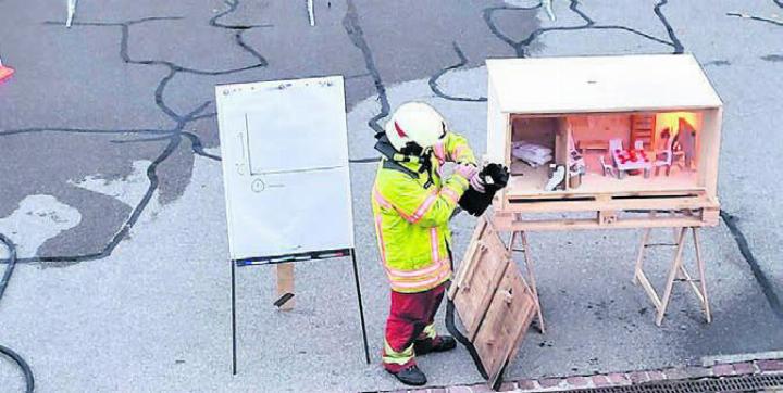 Einsatzleiter Tim Sieber zeigt das Vorgehen beim Hausbrand auf. Bild: zg