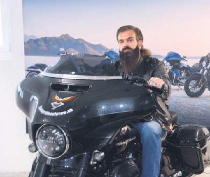 Daniel Portmann geniesst es, mit seiner Harley Davidson zu fahren – am liebsten zusammen mit der Harley Ride Out Crew.
Bild: Roger Wetli / zg