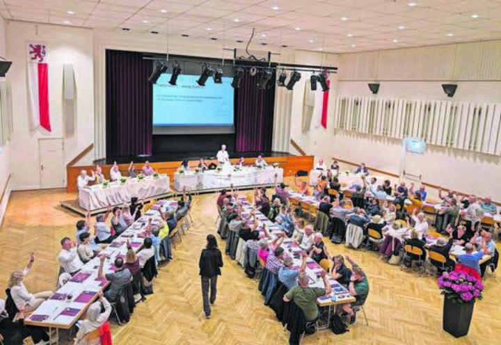 Viele erhobene Hände, wenig Wortmeldungen: Die Ortsbürger-«Gmeind» zeigte sich zufrieden mit der Arbeit des Stadtrates und folgte sämtlichen Anträgen der Regierung ohne Gegenstimmen. Bilder: Marco Huwyler