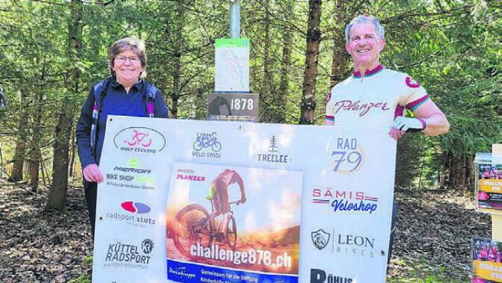 Die Organisatoren Brigitte Stäger und Markus Büchi auf dem Lindenberg. Bild: zg