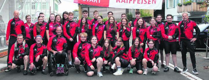 Die Gruppe des BBZ Freiamt tritt in Merenschwand motiviert die grosse Reise an. Bilder. gro