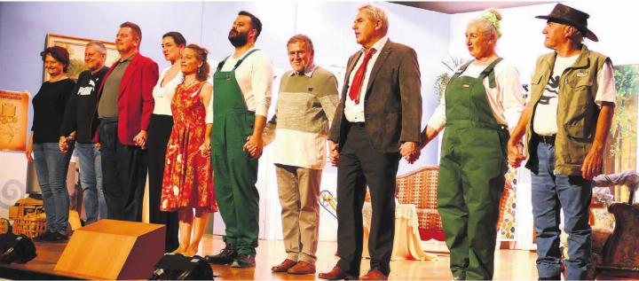 Die Theater-Crew bedankt sich beim Publikum, von links: Carmen Zehnder (Souffleuse), Willy Zehnder (Inspizient), Michael Diener, Clio Meier, Regula Wohler, Patrick Grob, Bruno Brunner (Regie), Thomas Räber, Luzia Brun und Ruedi Senn. Bilder: Richard Gähwiler