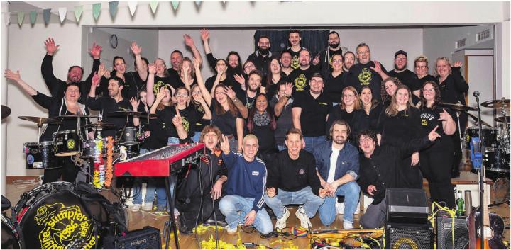 Ein Ständchen zum 40. Geburtstag: Die Schweizer Erfolgsband «Hecht» gab ein Mini-Konzert nur für die Mitglieder der Widener Guggenmusik Gyresümpfer. Bild: zg