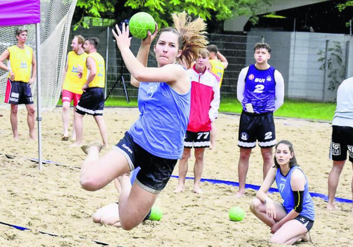 Die frühere NLA-Spielerin Francine Biffiger ist im Vorstand von Handball Wohlen im Ressort Beachhandball. Die Wohlerin ist selbst begeisterte Beachhandballspielerin und will den Sport auf Sand vorantreiben. Bild: zg