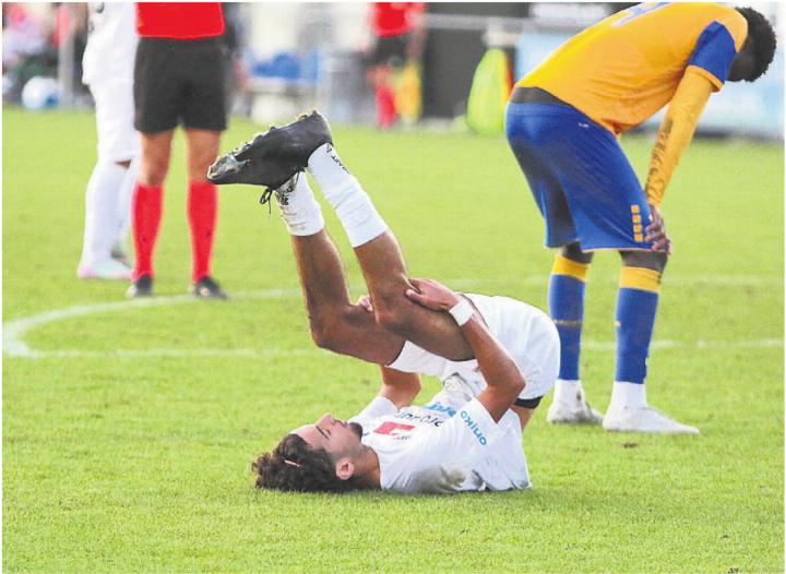 Wohlens Kevan Dalvand sackt nach dem Spiel enttäuscht zu Boden. Ihm unterliefen wie mehreren seiner Mitspieler einige folgenschwere Fehler, die zu Gegentoren und der Niederlage führten. Bild: Josip Lasic