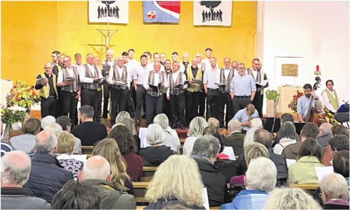 Zum Abschluss durfte auch das Publikum den Gesamtchor unterstützen.
Bilder: Walter Minder Zum Abschluss durfte auch das Publikum den Gesamtchor unterstützen.
Bilder: Walter Minder