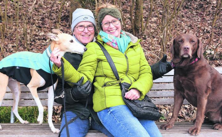 Amor hat bei Brigitte Kunz und Jörg Theiler zugeschlagen. Ihre Liebe zu Hunden, insbesondere zu Sunny (links) und Nala, hat nicht unwesentlich dazu beigetragen, dass auch sie sich ineinander verliebt haben. Bild: Sabrina Salm