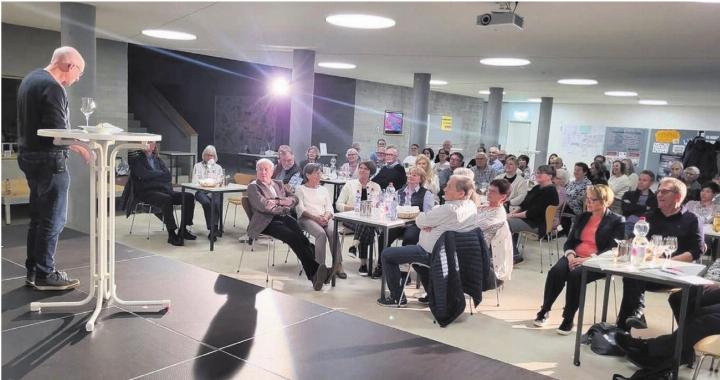Der Anlass «Wein und Worte» ist auf grosses Interesse gestossen. Paul Steinmann (Bild) und René Schmidli begeisterten das Publikum. Bild: str