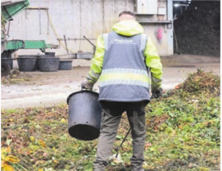 Das Entfernen des Plastiks ist Handarbeit. Und mühsam. Bild: chh Das Entfernen des Plastiks ist Handarbeit. Und mühsam. Bild: chh