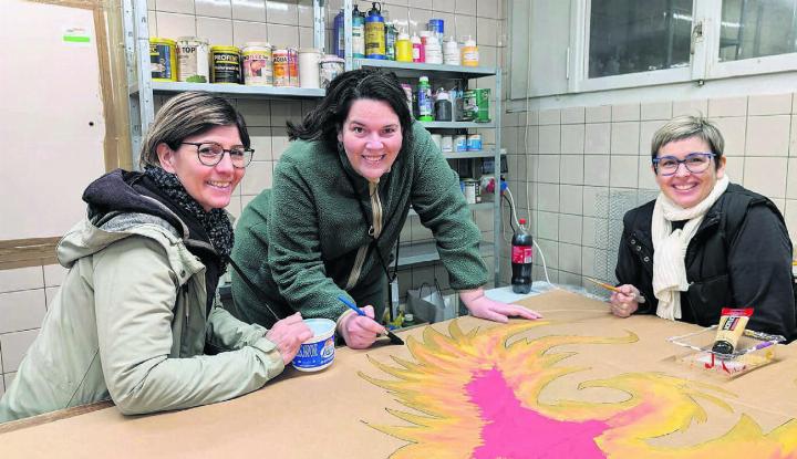 Monika Jenni, Claudia Mariniello und Carolina Wipf (von links) basteln, malen und kleistern fleissig, damit Ende Februar alles bereit ist fürs zauberhafte Bremgarter Fasnachts-Fantasieland. Bild: Marco Huwyler