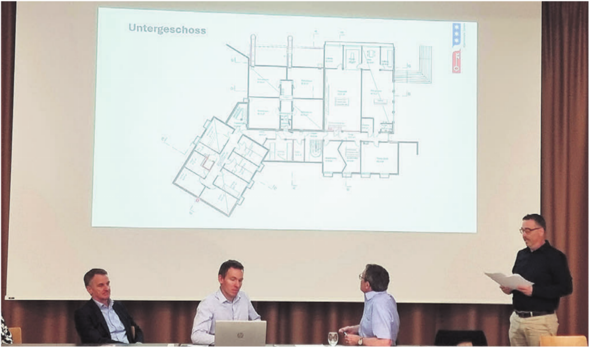 Architekt Jan Humbert (rechts) zeigte auf, welche Sanierungsmassnahmen geplant sind. Bild. Verena Anna Wigger - Das Bild wird blockiert. – Möglicherweise durch einen aktiven Adblocker.