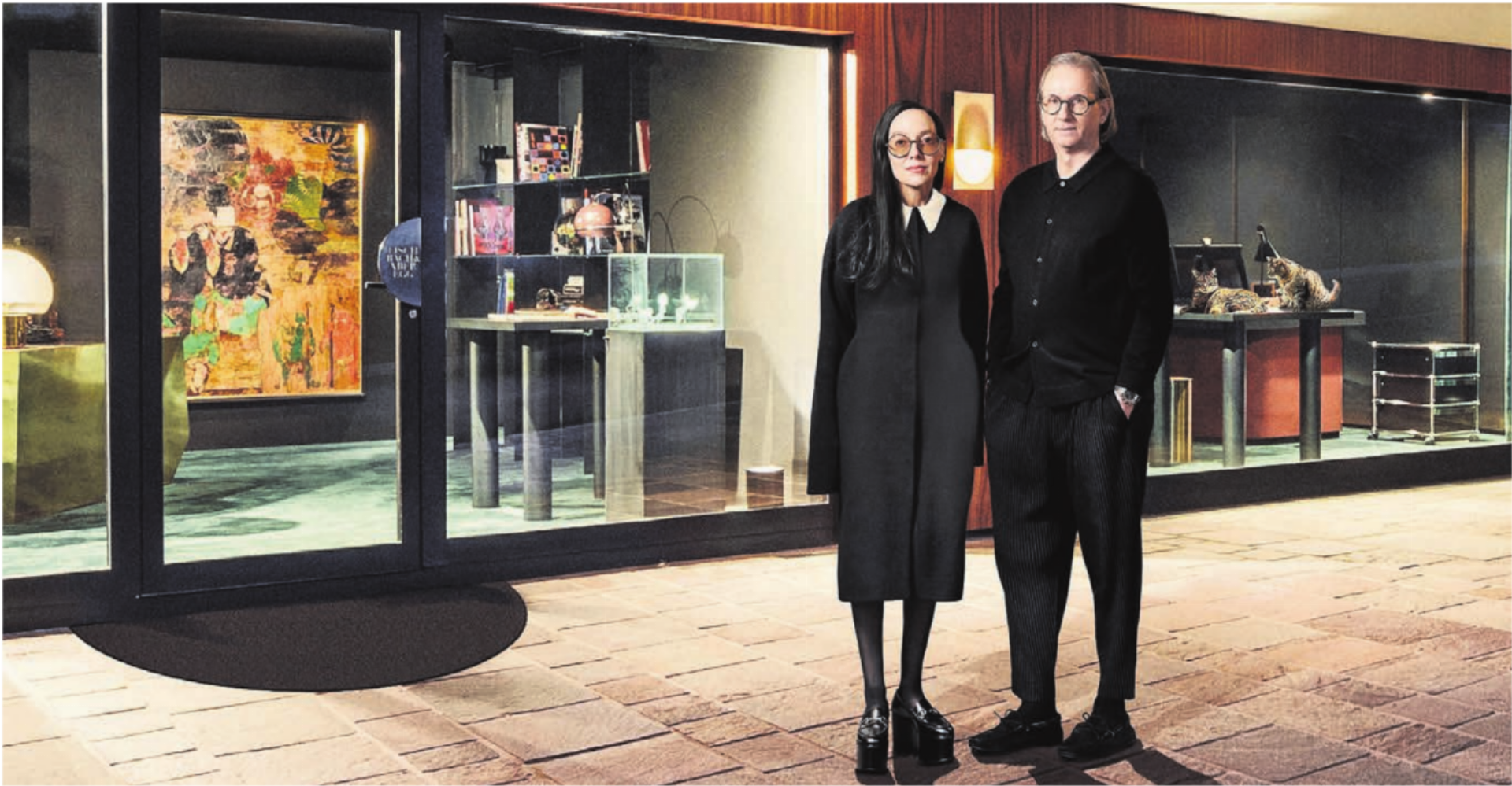 In der Innenarchitektur-Szene gelten Tanja Fischbach und ihr Mann Christoph Aberegg als Koryphäen. Hier vor ihrem Büro in Zufikon (mit den Katzen im Hintergrund). Bild: Axel Linge - Das Bild wird blockiert. – Möglicherweise durch einen aktiven Adblocker.