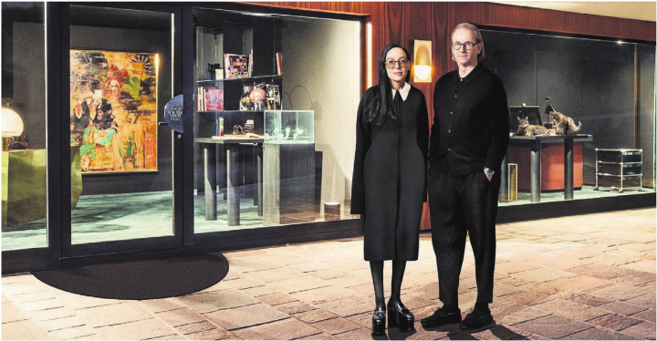 In der Innenarchitektur-Szene gelten Tanja Fischbach und ihr Mann Christoph Aberegg als Koryphäen. Hier vor ihrem Büro in Zufikon (mit den Katzen im Hintergrund). Bild: Axel Linge