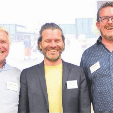 Ans Bestehende anknüpfen - Sie sind überzeugt, mit dem Projekt eine langfristig gute Lösung gefunden zu haben: (v. l.) Thomas Knecht, Geschäftsführer der Hector Egger Gesamtdienstleistung AG, Architekt Michel Frei von der Itten   Brechbühl AG und Gemeinderat Reto Knecht. Bild: Roger Wetli