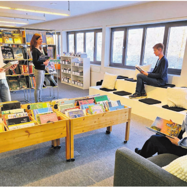 Bücher aus Leidenschaft - Das engagierte Team der Zentrumsbibliothek Mutschellen bei den neuen Sitzgelegenheiten: (v. l.) Maria Schär, Gabriela Wenk, Corinne Brunner, und Rebekka Stäuble. Bild: zg