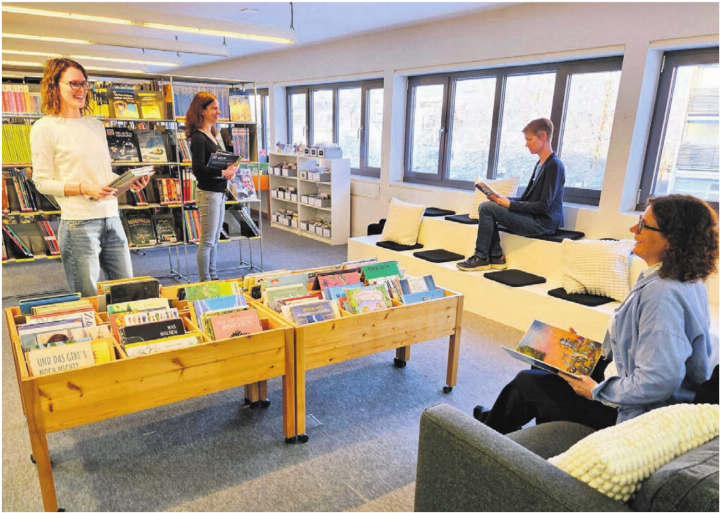 Das engagierte Team der Zentrumsbibliothek Mutschellen bei den neuen Sitzgelegenheiten: (v. l.) Maria Schär, Gabriela Wenk, Corinne Brunner, und Rebekka Stäuble. Bild: zg