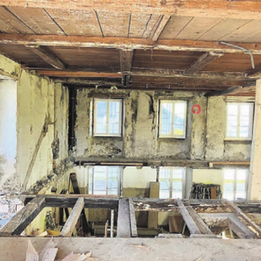 Ein Zeitzeuge in neuem Glanz - Zeitweise wurde das Groth-Hus innerlich ausgehöhlt (links). Heute beherbergt es drei Wohnungen im modernen Standard.