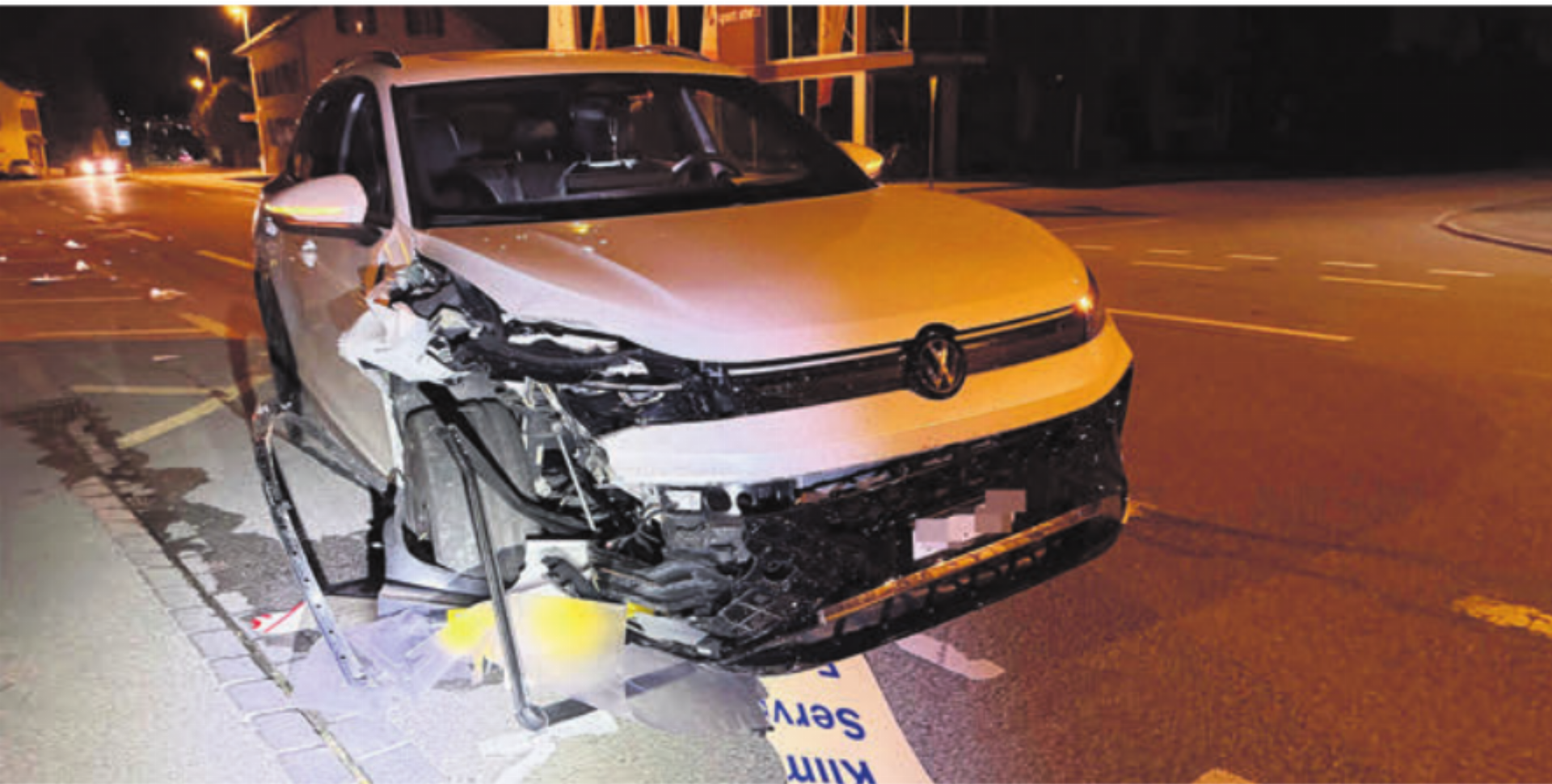 Das Auto des Unfallverursachers wurde durch die Kollisionen stark beschädigt. Bild: pz - Das Bild wird blockiert. – Möglicherweise durch einen aktiven Adblocker.