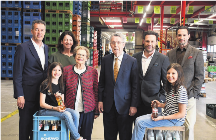 Die drei Generationen auf einem Bild vereint (v. l.): Urs Schürmann, Lidwina Weh, die ehemalige Geschäftsleitung mit Margrit und Peter Schürmann, Christoph und Adrian Schürmann. Sitzend die beiden Töchter von Urs Schürmann und Lidwina Weh.