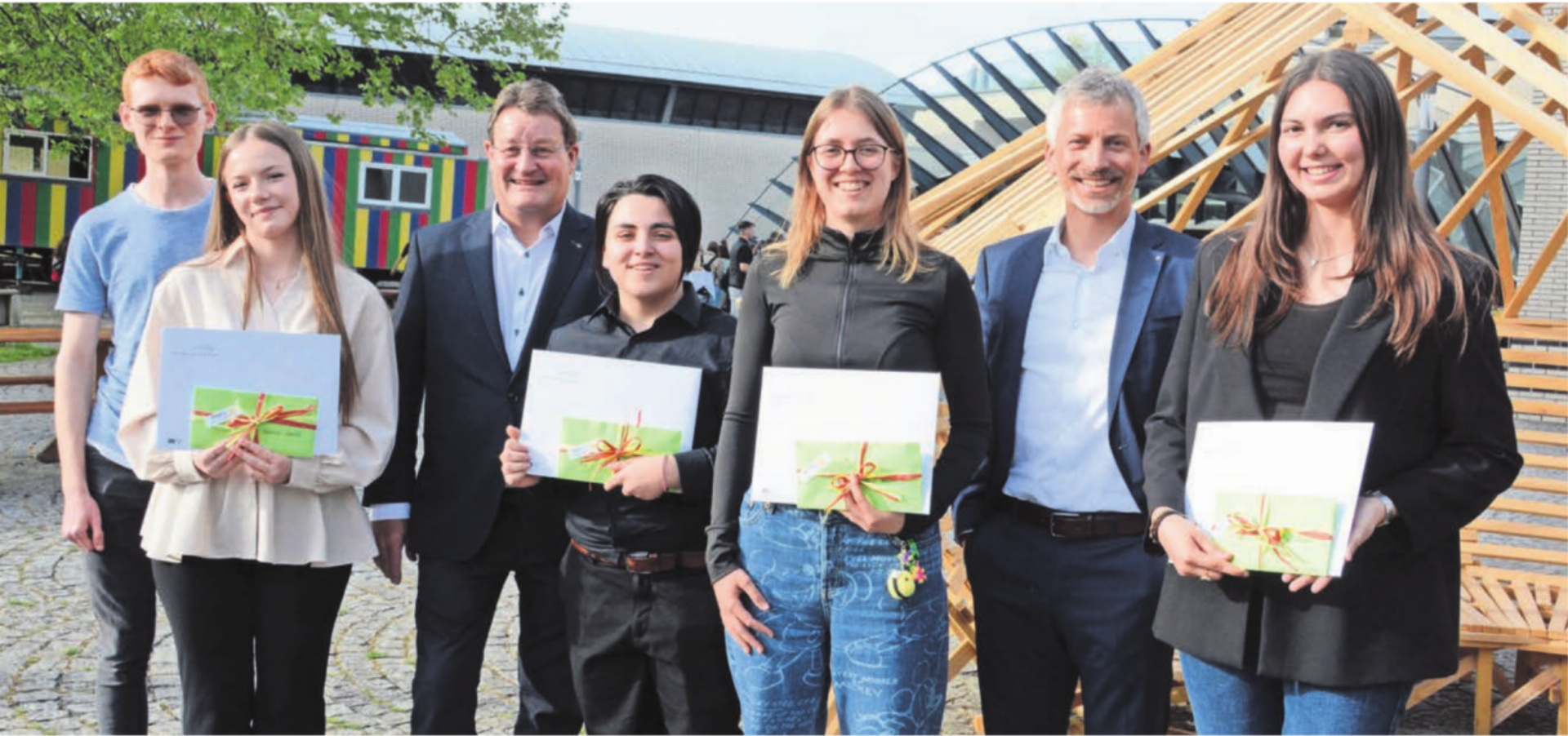 Lauter glückliche Gesichter (von links): Gilles Bärtschi (Anerkennungspreis), Elmina Brenoli (2. Rang), Max Knoblauch (Präsident Rotary Freiamt), Jasmine Cerqua (3. Rang), Celine Melloni (1. Rang), Matthias Angst (Rektor Kantonsschule) und Angelina Franjic (Anerkennungspreis). Bilder: Chregi Hansen - Das Bild wird blockiert. – Möglicherweise durch einen aktiven Adblocker.