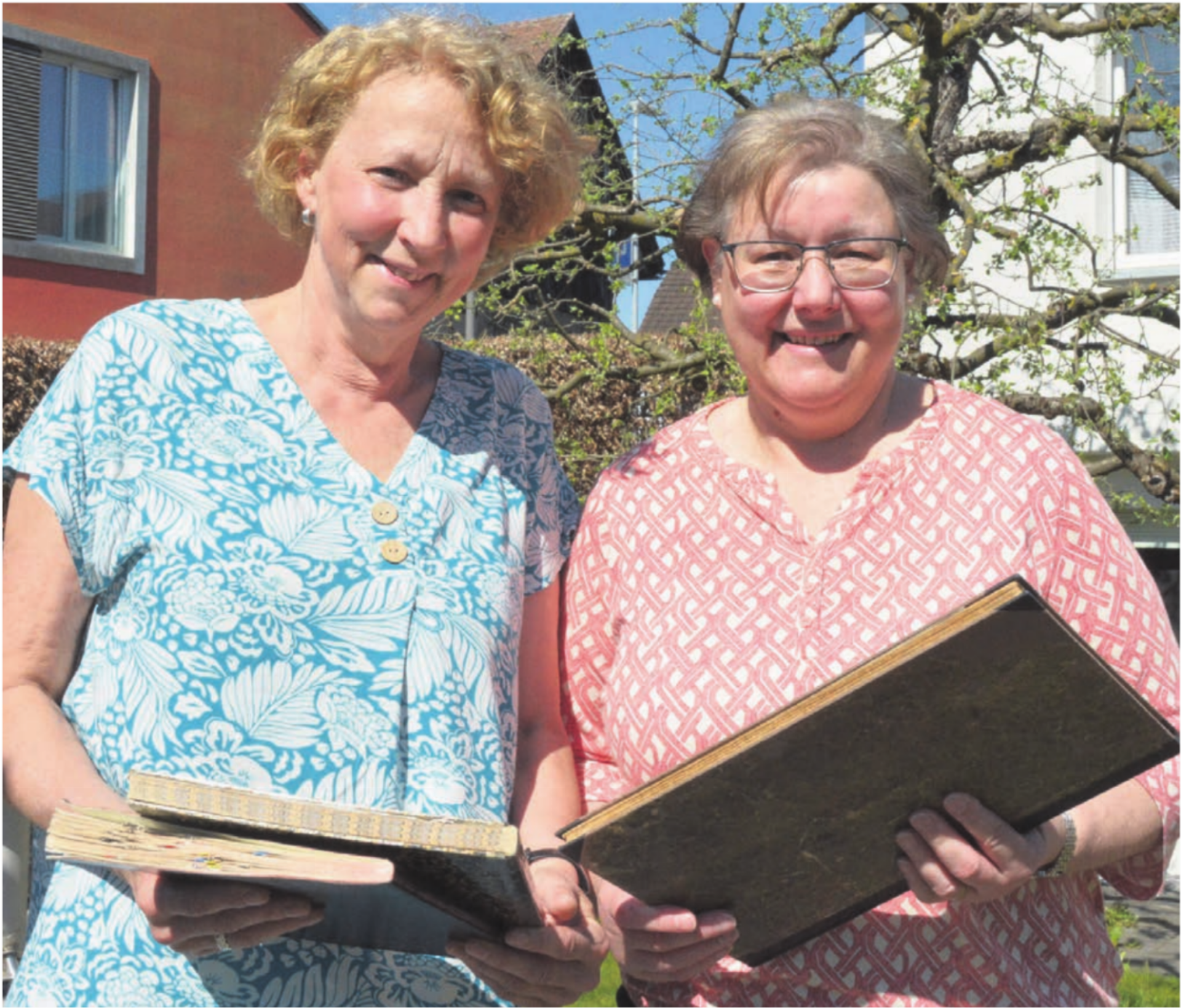 Der Blick in die Geschichtsbücher gehört bei einem solch speziellen Jubiläum dazu. Irene Steinhauer (links) und Monika Haller wollen den Fokus aber auf die Zukunft legen – auf die nächsten, mit vielen Anlässen gefüllten Monate. Bild: Annemarie Keusch - Das Bild wird blockiert. – Möglicherweise durch einen aktiven Adblocker.