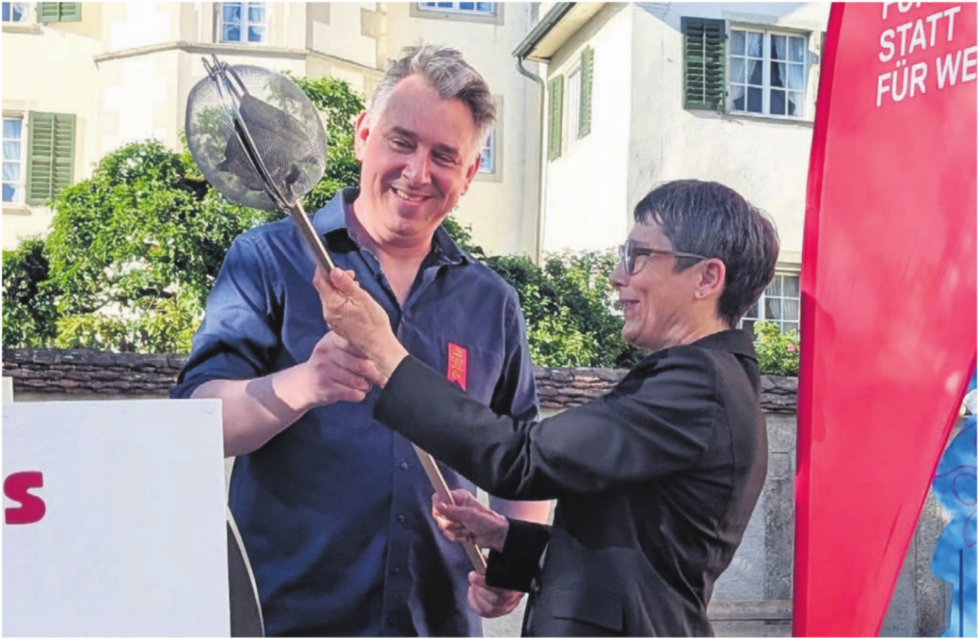 Kreatives Geschenk: Stefan Dietrich übergibt Gastrednerin Colette Basler einen «Popcorn-Chnebel». Bilder: Marco Huwyler - Das Bild wird blockiert. – Möglicherweise durch einen aktiven Adblocker.