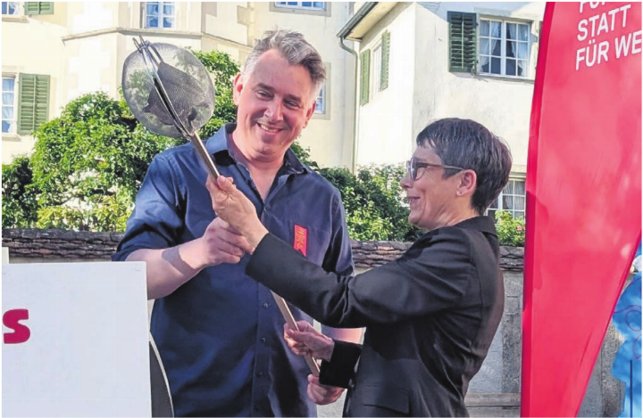 Kreatives Geschenk: Stefan Dietrich übergibt Gastrednerin Colette Basler einen «Popcorn-Chnebel». Bilder: Marco Huwyler