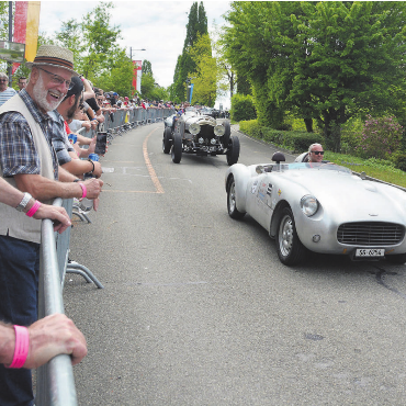 Heisse Motoren, lachende Gesichter - Den Zuschauern gefiel das Schauspiel mit den alten Fahrzeugen. Bilder: Simon Huwiler (1) / Roger Wetli (8)