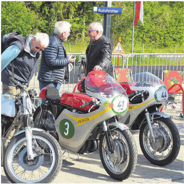 Heisse Motoren, lachende Gesichter - Ausgiebig konnten im Fahrerlager die Motorräder studiert werden.