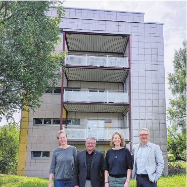 Asylunterkunft in St. Josef-Stiftung - Das ehemalige Personalhaus (im Hintergrund) wird temporär zur Asylunterkunft. Die Verantwortlichen freuen sich über die aufgegleiste Zusammenarbeit zwischen der Stadt Bremgarten und der St. Josef-Stiftung (von links): Claudia Geissmann (stv. Leiterin soziale Dienste Bremgarten) , Daniel Sommerhalder (Vizeammann und zuständiger Stadtrat), Mirjam Hegenbarth (Kommunikationsverantwortliche St. Josef-Stiftung) und Thomas Bopp (Leiter St. Josef-Stiftung).