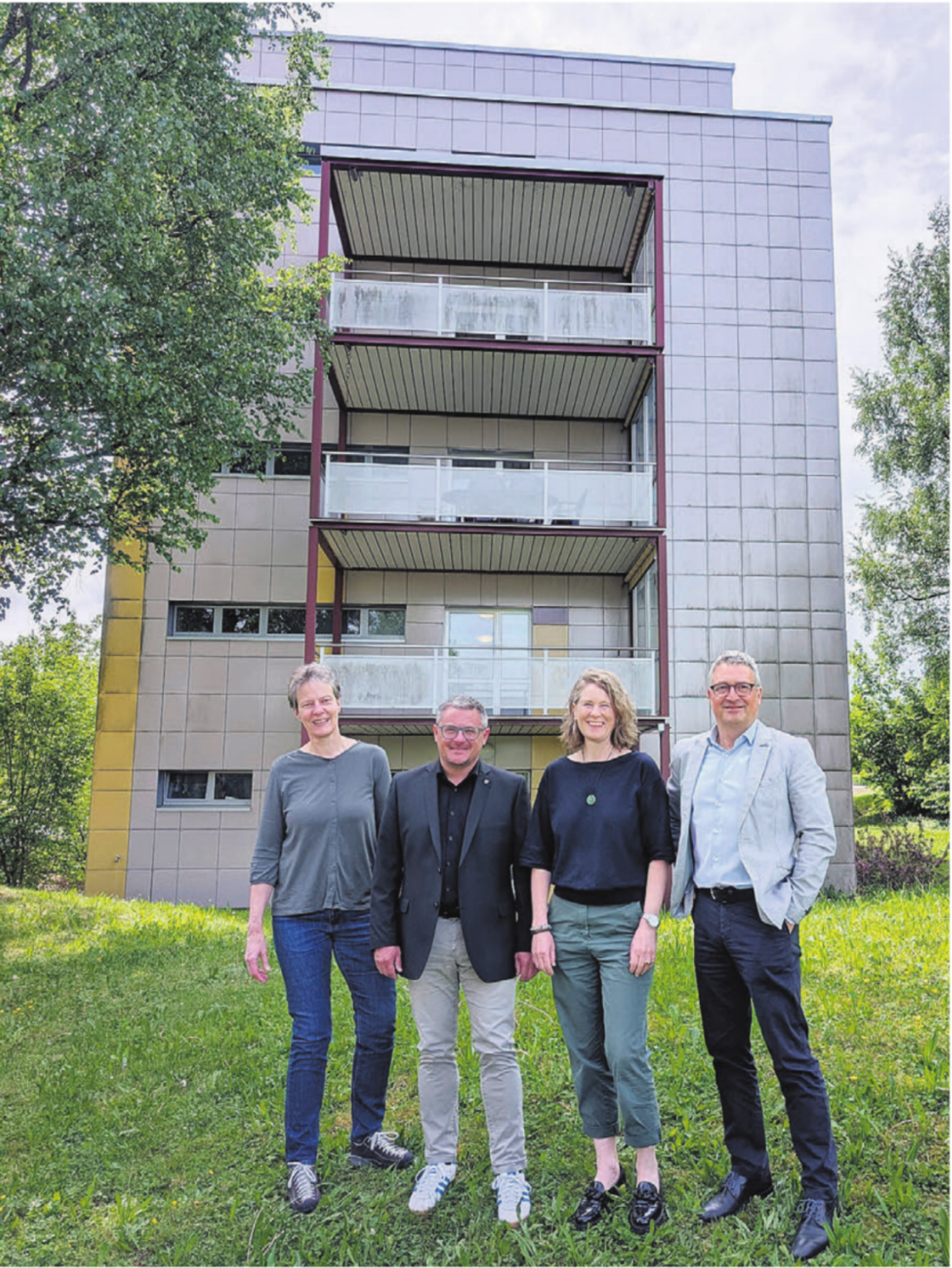Das ehemalige Personalhaus (im Hintergrund) wird temporär zur Asylunterkunft. Die Verantwortlichen freuen sich über die aufgegleiste Zusammenarbeit zwischen der Stadt Bremgarten und der St. Josef-Stiftung (von links): Claudia Geissmann (stv. Leiterin soziale Dienste Bremgarten) , Daniel Sommerhalder (Vizeammann und zuständiger Stadtrat), Mirjam Hegenbarth (Kommunikationsverantwortliche St. Josef-Stiftung) und Thomas Bopp (Leiter St. Josef-Stiftung). - Das Bild wird blockiert. – Möglicherweise durch einen aktiven Adblocker.