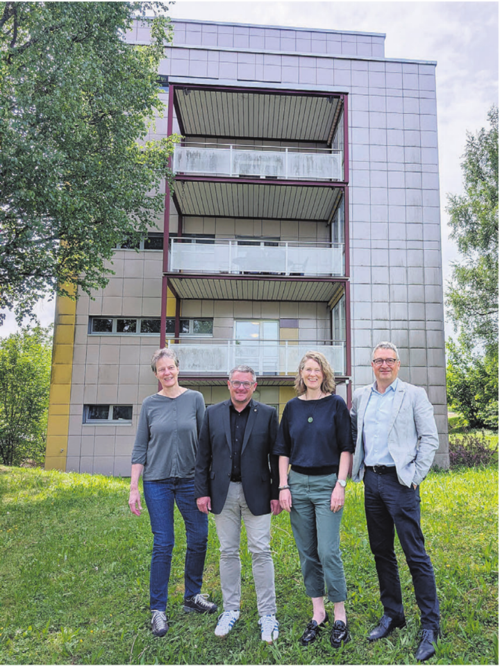 Das ehemalige Personalhaus (im Hintergrund) wird temporär zur Asylunterkunft. Die Verantwortlichen freuen sich über die aufgegleiste Zusammenarbeit zwischen der Stadt Bremgarten und der St. Josef-Stiftung (von links): Claudia Geissmann (stv. Leiterin soziale Dienste Bremgarten) , Daniel Sommerhalder (Vizeammann und zuständiger Stadtrat), Mirjam Hegenbarth (Kommunikationsverantwortliche St. Josef-Stiftung) und Thomas Bopp (Leiter St. Josef-Stiftung).