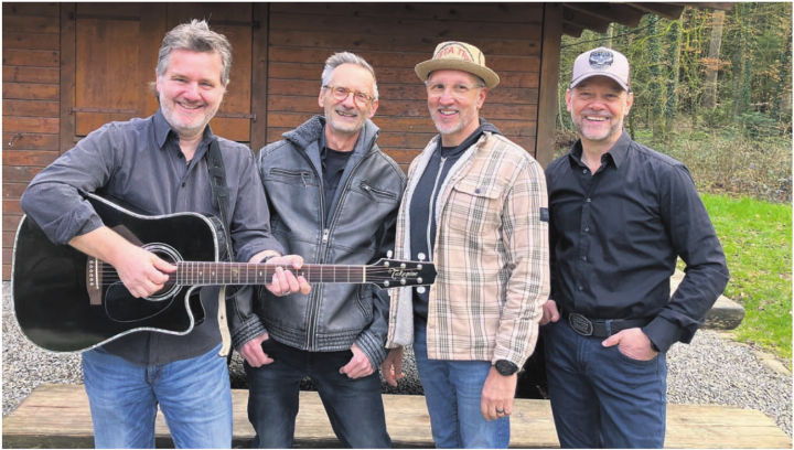 OK-Mitglied Chris Regez (links) spielt mit seiner Band am Abend.    Bilder: zg