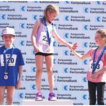 Sportfest mit viel Herz - Vorbildlich: Die Kids gratulierten sich gegenseitig für ihre Leistungen.