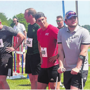 Sportfest mit viel Herz - Ole Martin Rüegg (rechts) im Gespräch mit Nils Reich (mit Krücken) und den Überraschungsgästen (v. l.) Andreas Baumann, Mario Aeberhard, Leandros Manganas und Joshua Eichenberger. Bilder: Sabrina Salm/zg (1)