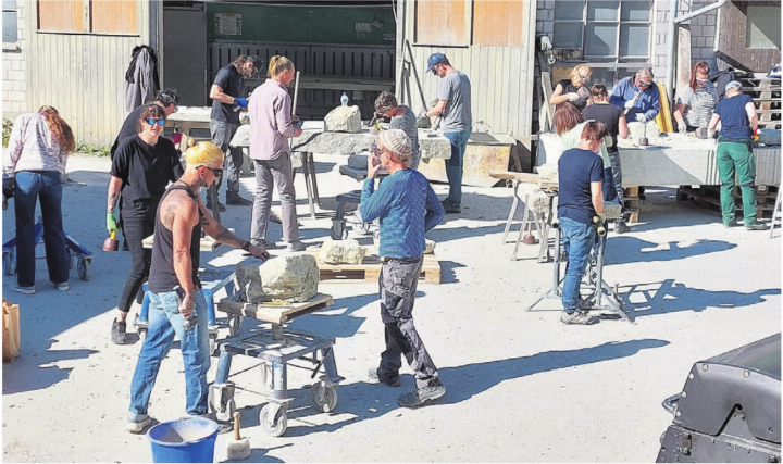 Mit grosser Motivation machten sich die Teilnehmer und Teilnehmerinnen an die für sie ungewohnte Arbeit im Steinbruch.    Bild: zg