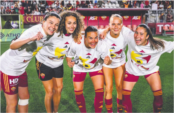 Alayah Pilgrim (Zweite von links) feiert am Sonntagabend mit ihren Teamkolleginnen der AS Rom Frauen den Meistertitel in der italienischen Serie A.