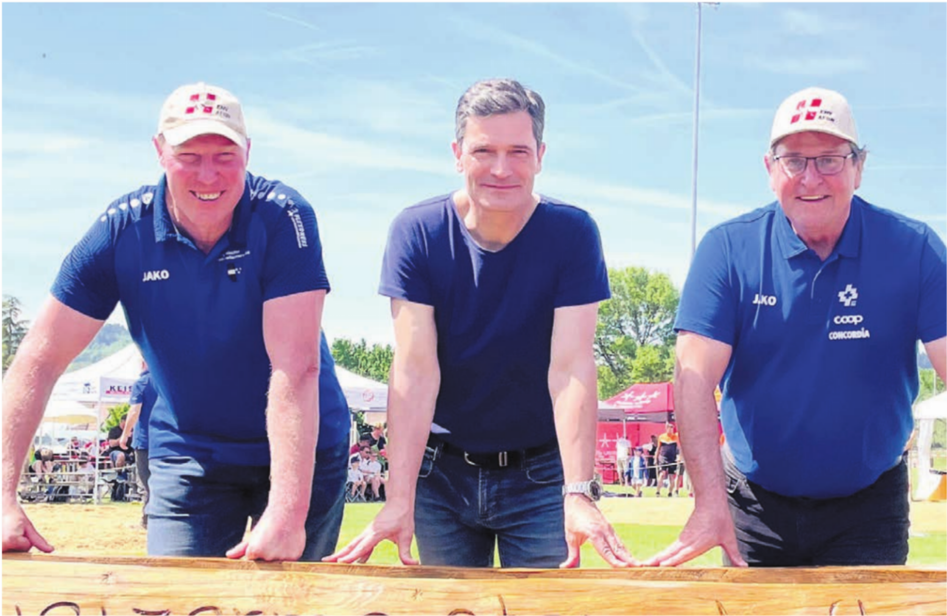 Setzen sich für das Nationalturnen ein (von links): Dani Schmid, Technischer Leiter des Aargauer und Eidgenössischen Nationalturnverbands, SRF-Kommentator Stefan Hofmänner und Jakob Frischknecht, Präsident des Eidgenössischen Nationalturnverbands.    Bilder: Josip Lasic - Das Bild wird blockiert. – Möglicherweise durch einen aktiven Adblocker.