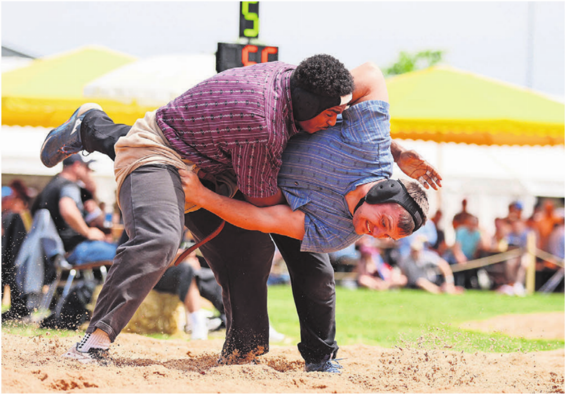 Der Villmerger Lukas Räber (rechts) gegen den späteren Festsieger Sinisha Lüscher. Bilder: Pascal Alpiger / Jasmin Strebel - Das Bild wird blockiert. – Möglicherweise durch einen aktiven Adblocker.