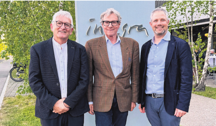 Verdiente Verabschiedung (von links): Stiftungsratspräsident Walter Küng, Hans-Mathias Käppeli, Geschäftsführer Jonas Meier.    Bild: pd