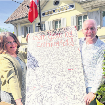Der Stern leuchtet bald nicht mehr - Rita Seiler und Remus Lochmann mit dem Plakat von 2008, als alle Gäste der Eröffnung unterzeichneten. Bild: Stefan Sprenger