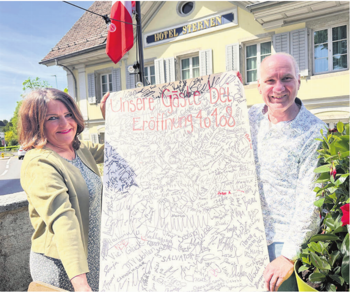 Rita Seiler und Remus Lochmann mit dem Plakat von 2008, als alle Gäste der Eröffnung unterzeichneten. Bild: Stefan Sprenger