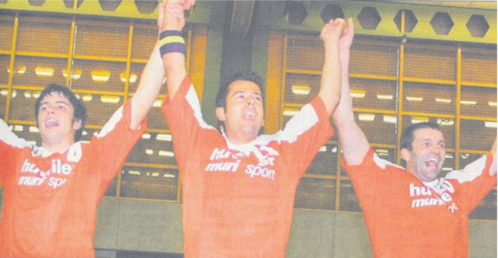 Der TV Muri (v. l. Martin Wyss, Dominik Jordan und René Brogle) hat sich mit seinem Aufstieg in die Nationalliga B in den Freiämter Sportannalen verewigt.   Bild: Archiv