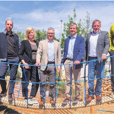 «Mehr als ein Bauprojekt» - Ein Gemeinschaftsprojekt, an dem seit Jahren viele mitwirken – nun dürfen sich die Vertreter von Stadt und St. Josef-Stiftung auf die Einweihung des Pausenplatzes freuen. Den Gewichtstest hat die Brücke schon einmal bestanden. Von links: Claudia Bamert (Stadträtin), Andreas Blöchlinger (Schulleiter Primarstufe), Vanessa Vetsch (Leitung OK Sommerfest), Thomas Bopp (Leiter St. Josef-Stiftung), Stefan Walder (Leiter Abteilung Bau), Matthias Peterhans (Bereichsleiter Ökonomie Josef-Stiftung) und Rolf Schwyter (Schulleiter HPS). Bilder: Marco Huwyler