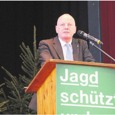 «Der Wald ist unter Druck» - Regierungsrat Stephan Attiger hielt im Casino eine Rede und attestierte dabei den Jägern «einen guten Job».
Bild: zg