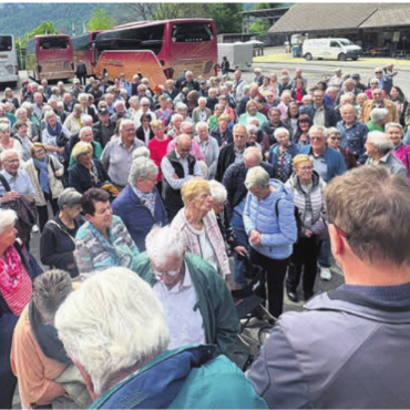 17 000 Jahre Wissen - Stadtammann Stephan Troxler (ganz rechts) referiert vor den Bremgarter Senioren. Bild: zg